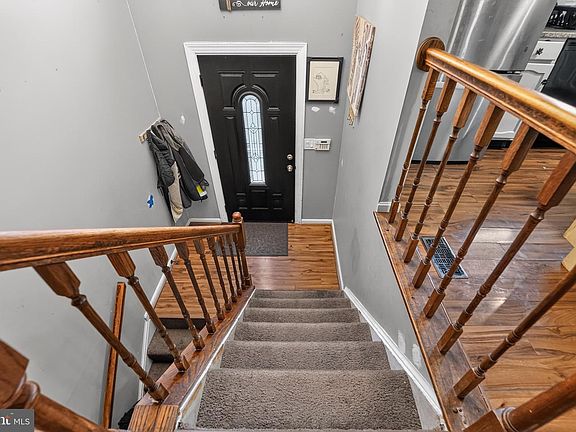 3rd image of 7562 Greenknoll Ct