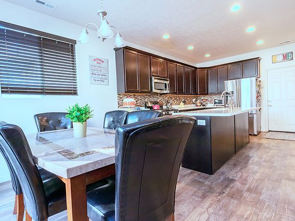 4th image of 928 W Stonehaven Dr