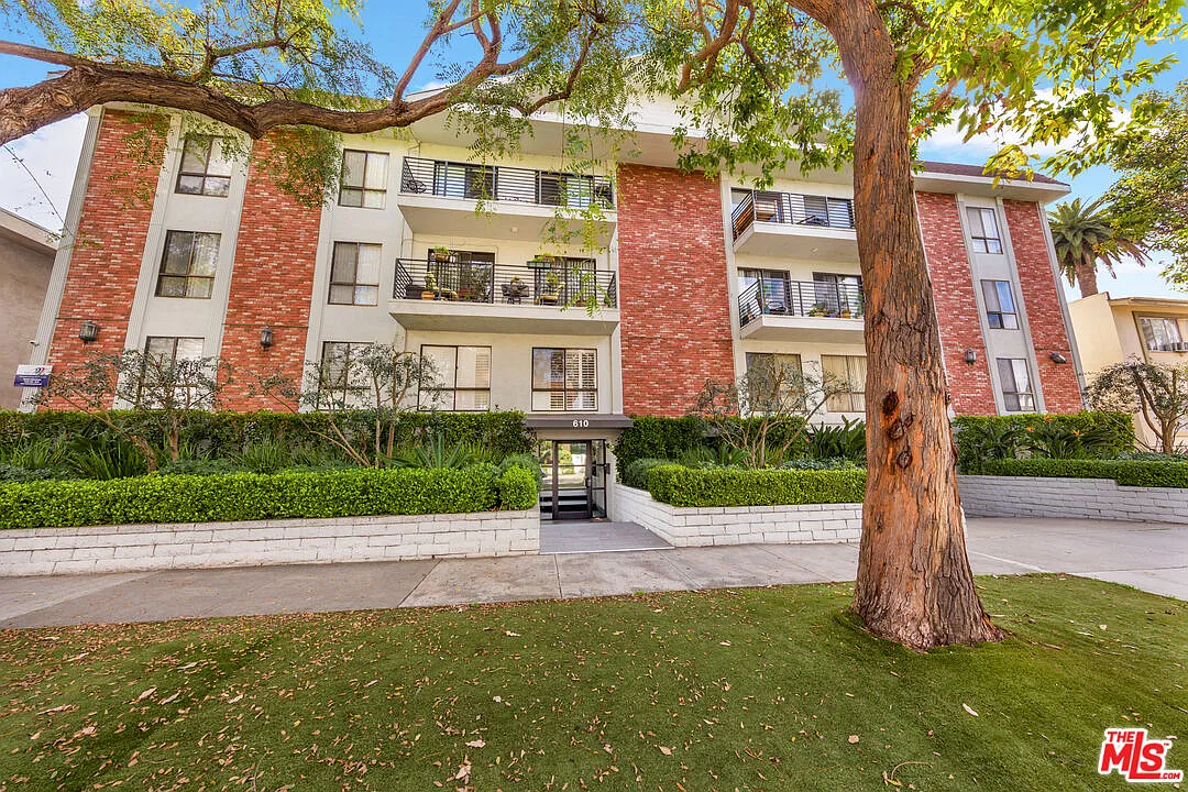 2 bed, 2.0 bath, 1100 sqft, $4,450 — Photo 1