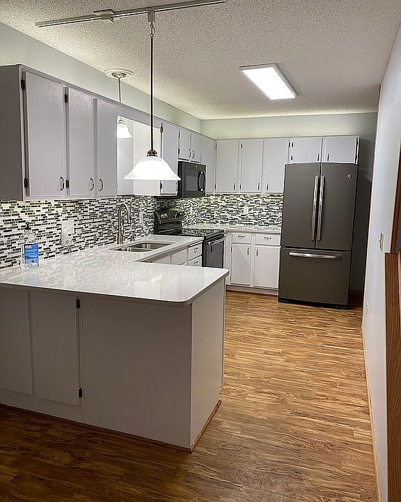 Kitchen (13'6"x7'7")