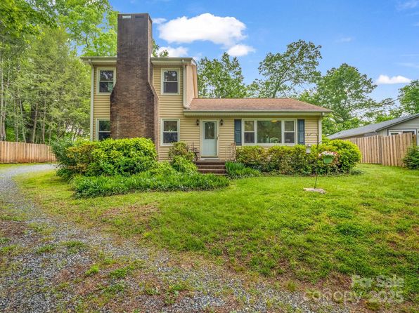 125 Snug Harbor Cir, Lake Lure, NC 28746