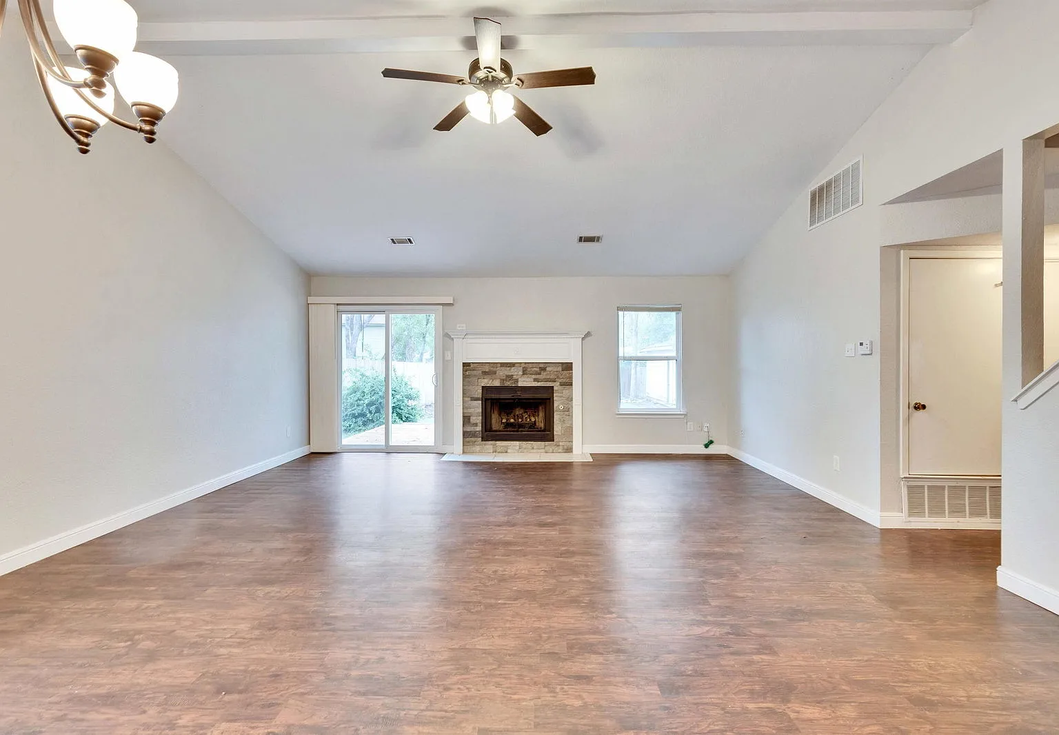 3 bed, 2.0 bath, 1631 sqft, $1,995 — Photo 4