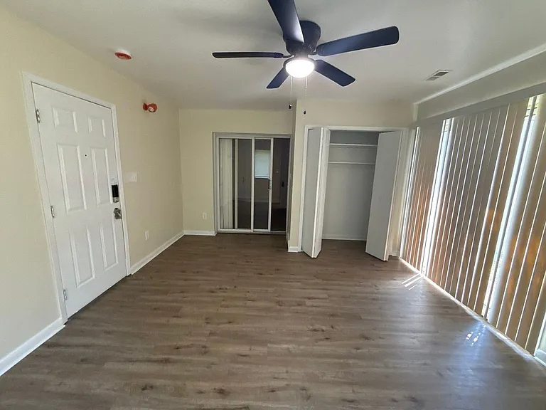15519 Plainview Ave — Photo 2