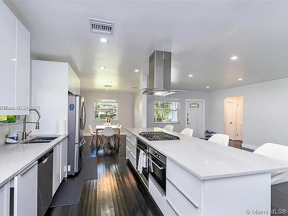 4th image of 1644 Washington St #0