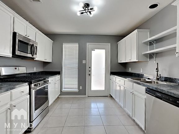 3rd image of 1815 Sherwood Forest Cir