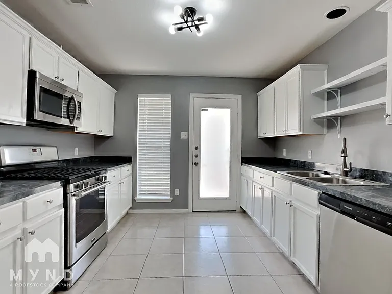 1815 Sherwood Forest Cir — Photo 3