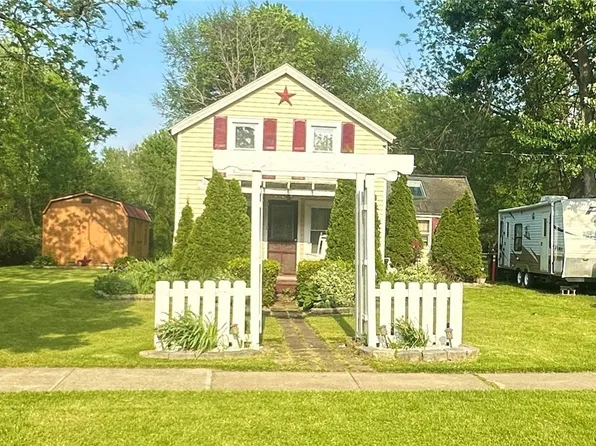 118 Harbor St, Wilson, NY 14172