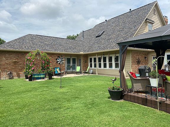 2nd image of 822 Willow Brook Dr
