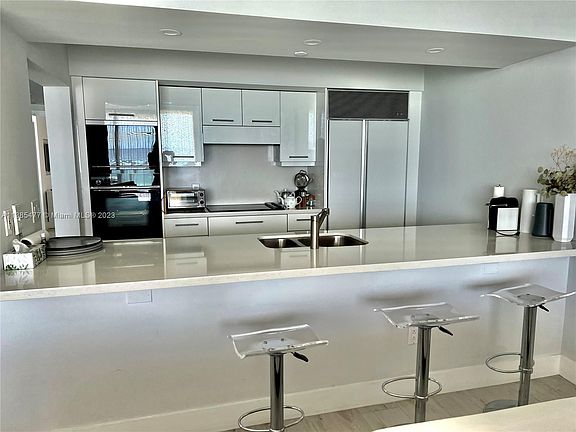 4th image of 1455 Ocean Dr APT 606