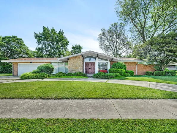702 Palladium Dr W, Joliet, IL 60435