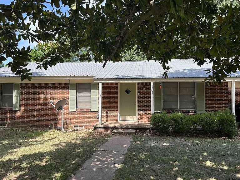 207 Betts Dr — Photo 2