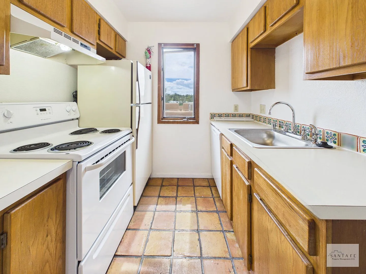 Upstairs One Bedroom Facing West Available Now! — Photo 4