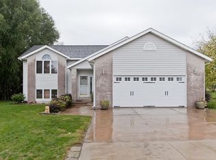 537 Clover Ridge Dr, Walford, IA 52351