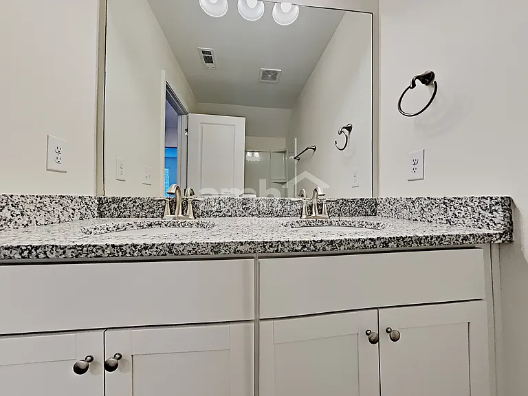 180 Landsdown Xing — Photo 16