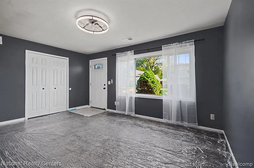 3 bed, 1.0 bath, 1000 sqft, $1,600 — Photo 3