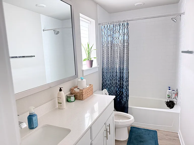 Bathroom #3 (Upstairs)