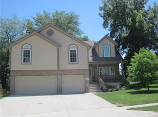 1607 Sophie Dr, Smithville, MO 64089