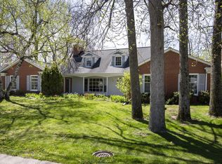 127 E Fox Dale Rd, Glendale, WI 53217