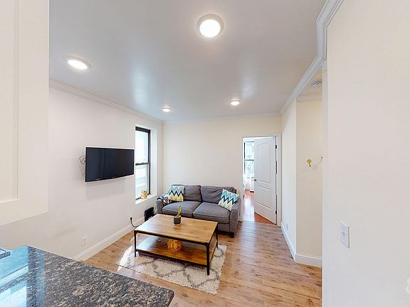 3rd image of 301 E 85th St #17A