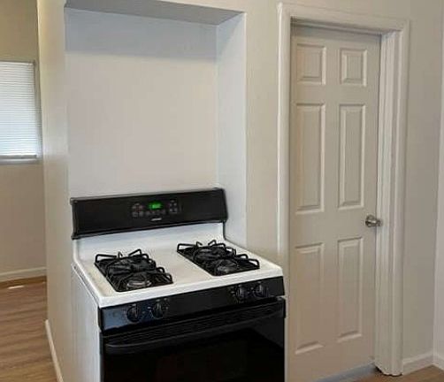 5th image of 931 N Madison St #941