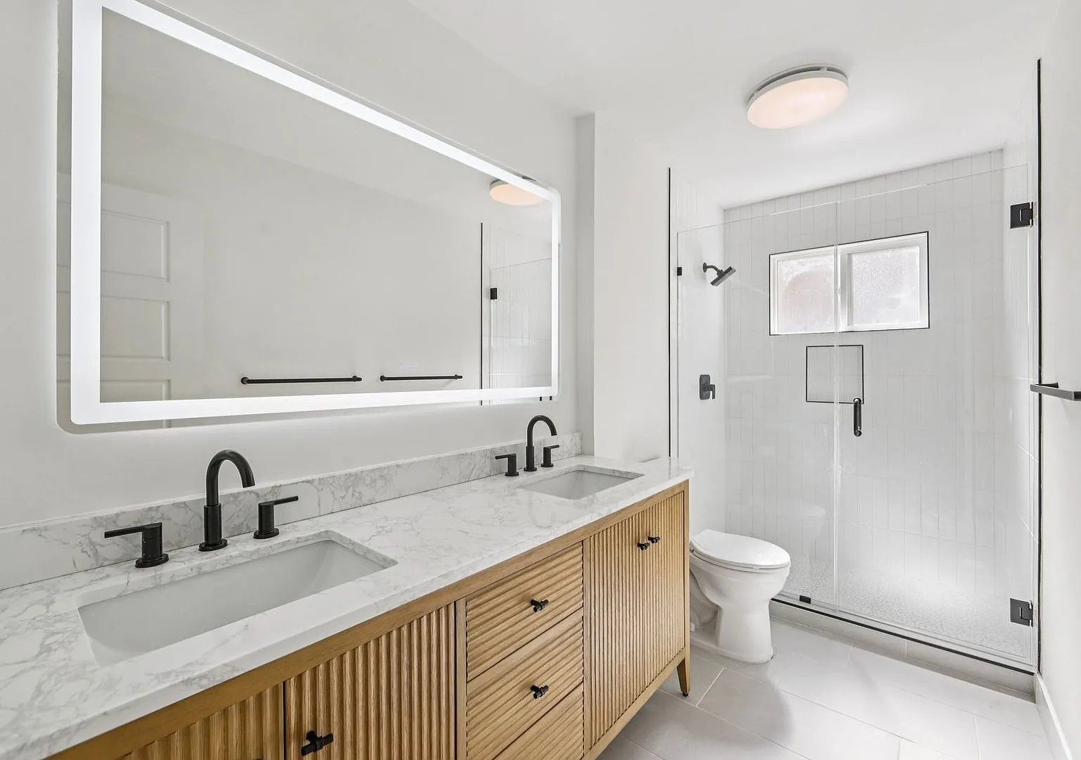 Beautifully Remodeled & Spacious 4bd Single Story House — Photo 4