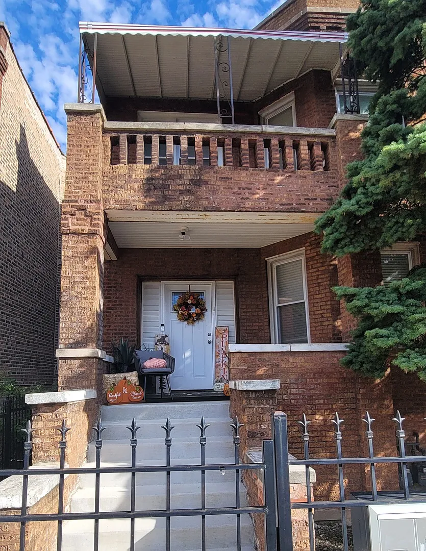 3 bed, 900 sqft, $1,650 — Photo 1