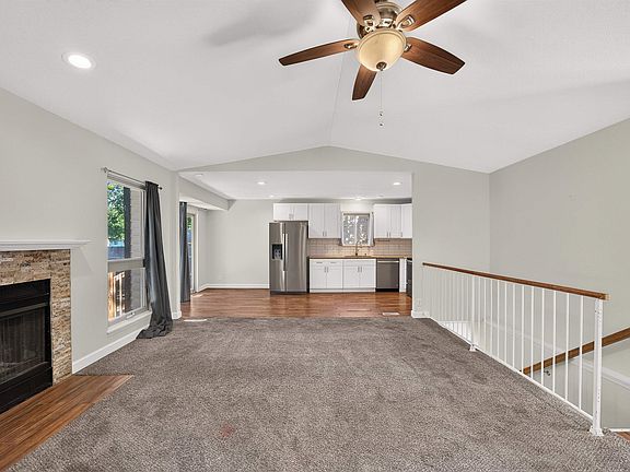 4th image of 207 E North Point Dr