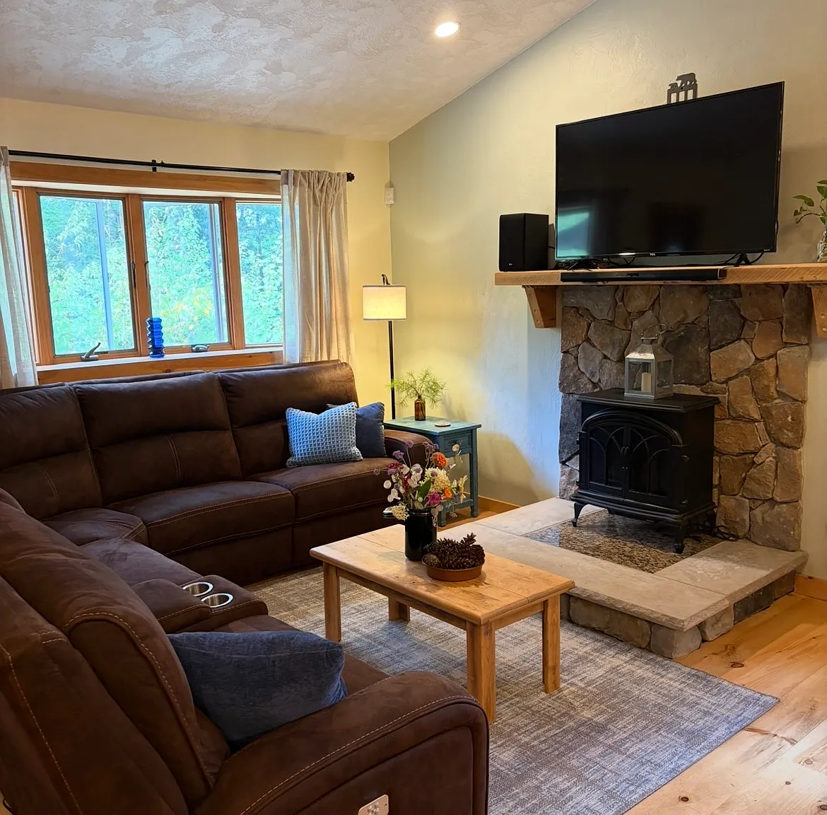 3 bed, 1.5 bath, 1420 sqft, $2,500 — Photo 1