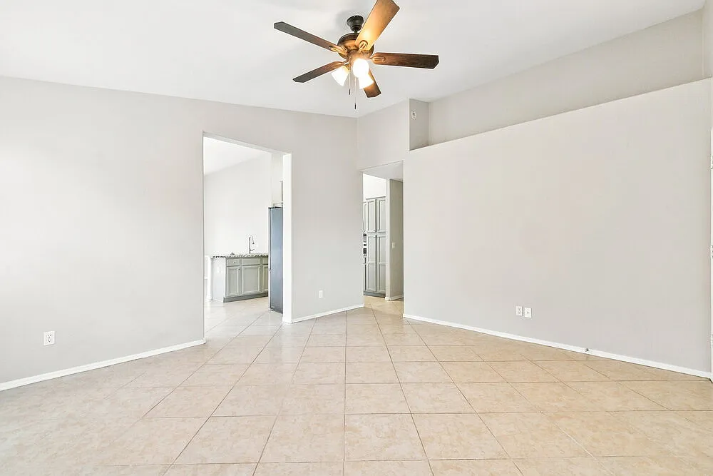 3 bed, 2.0 bath, 1330 sqft, $1,960 — Photo 4