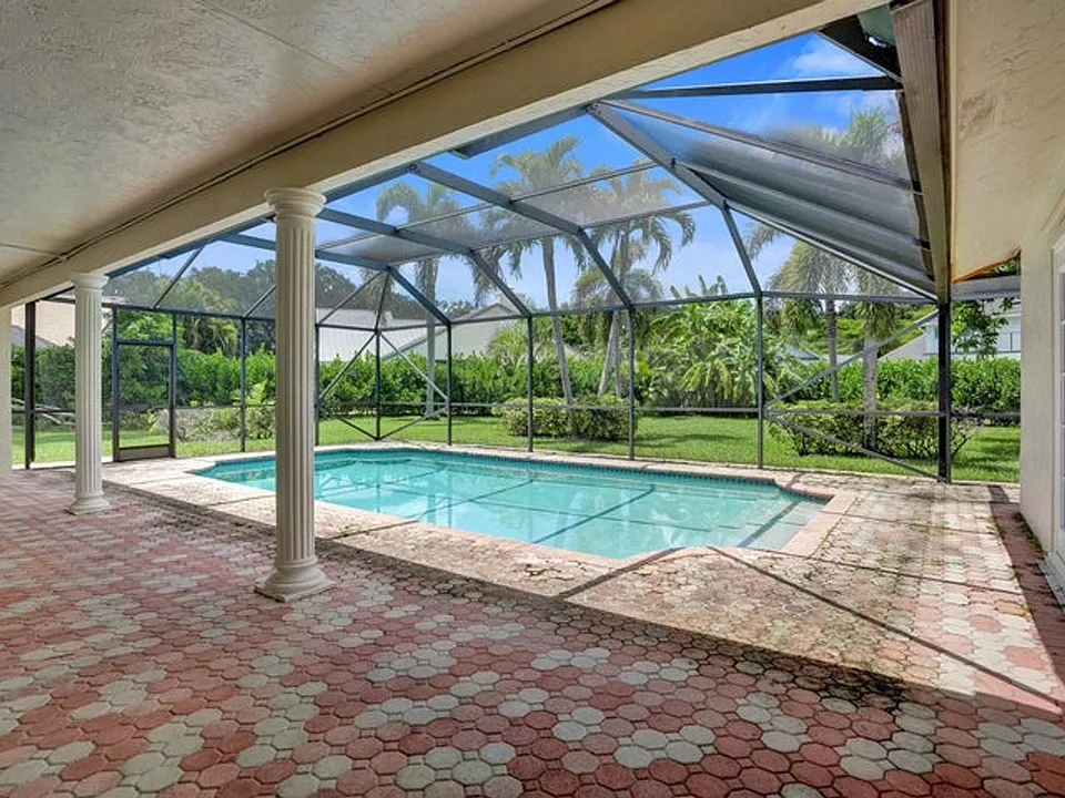 2281 NW 36th St