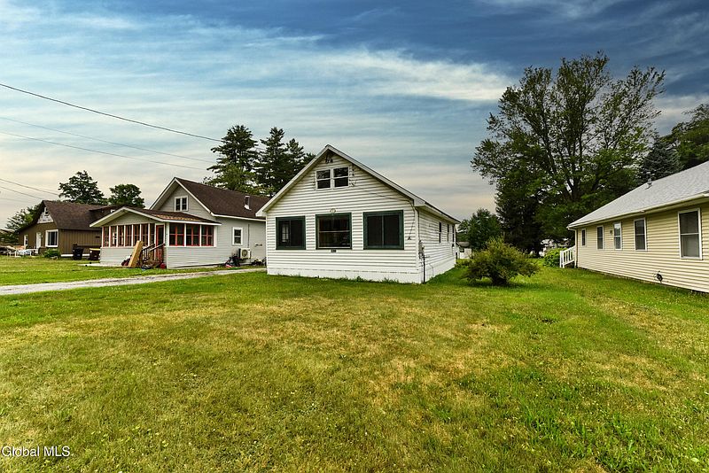 2nd image of 5877 Lake Road