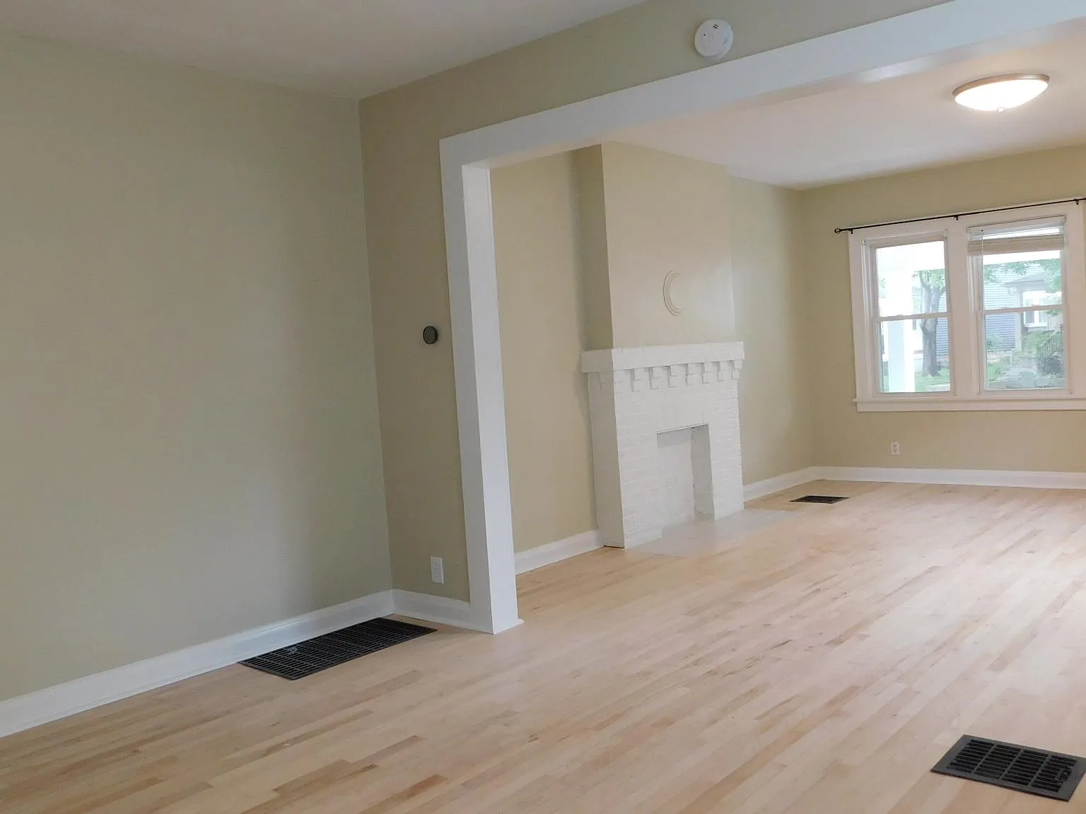 3 bed, 1176 sqft, $2,000 — Photo 2