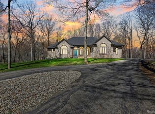 1150 Cripple Creek Ln, Rochester Hills, MI 48306