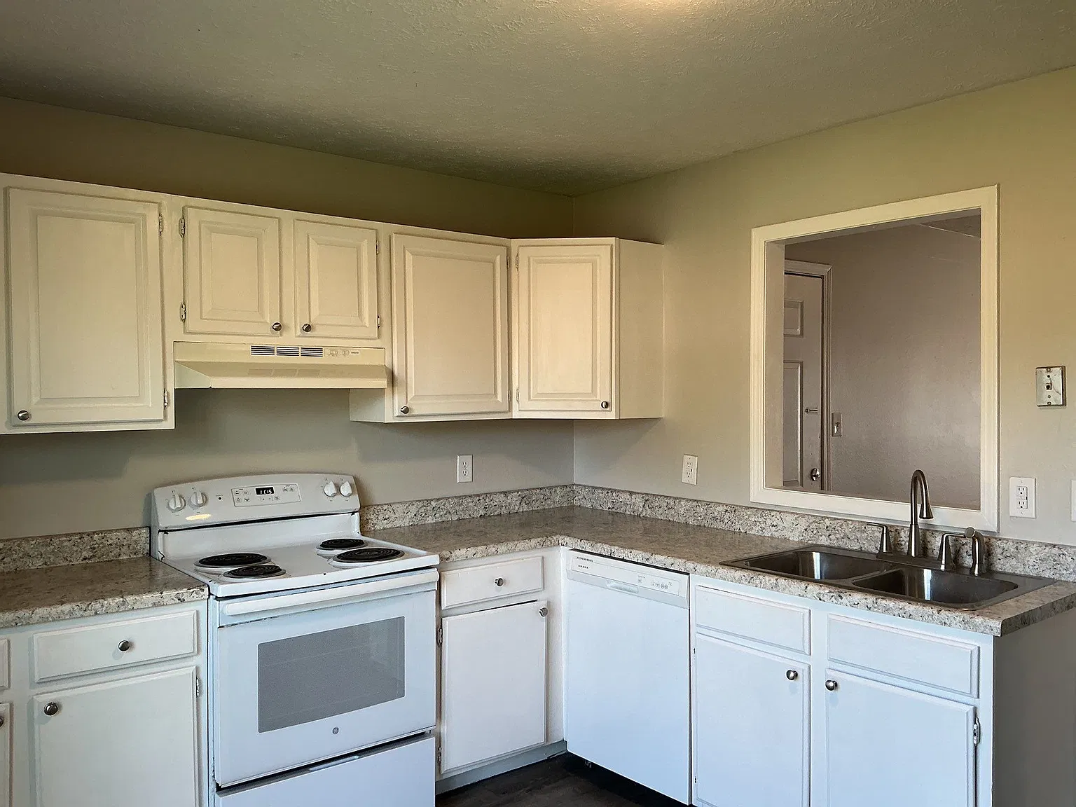 2 bed, 883 sqft, $825 — Photo 2