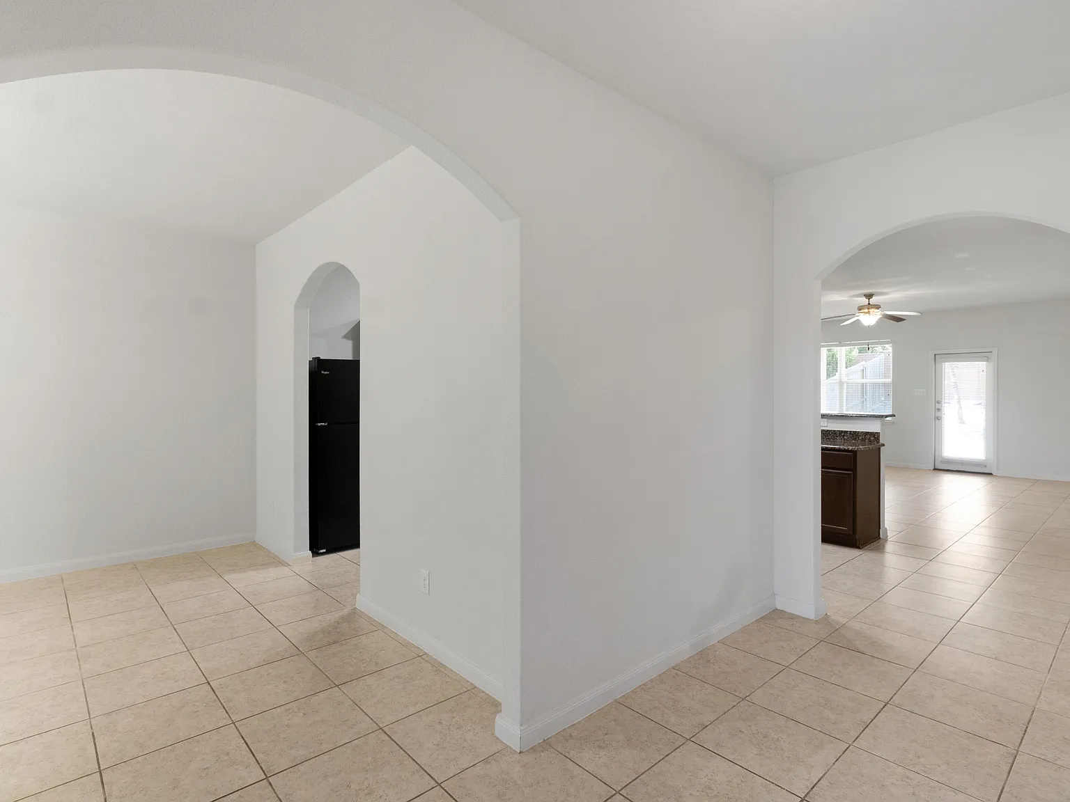 3 bed, 1928 sqft, $1,995 — Photo 3