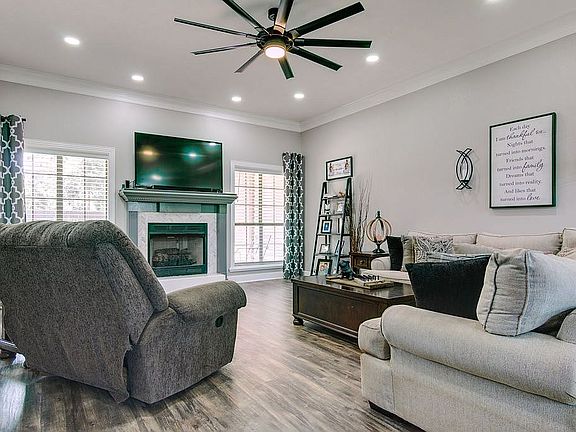 5th image of 1710 Castle Oaks