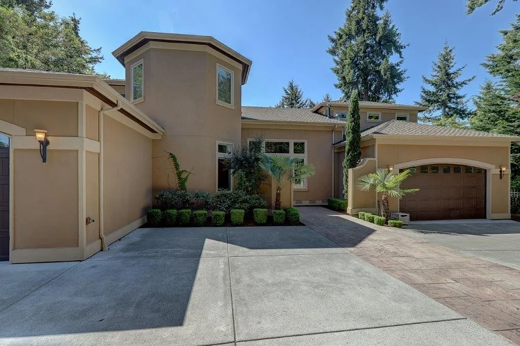 Stunning Mediterranean Oasis Minutes from Downtown Bellevue w/Lake Views! — Photo 2