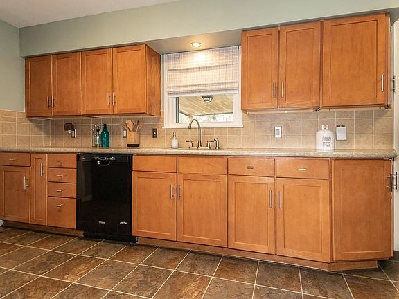 4th image of 6445 Antoinette Dr