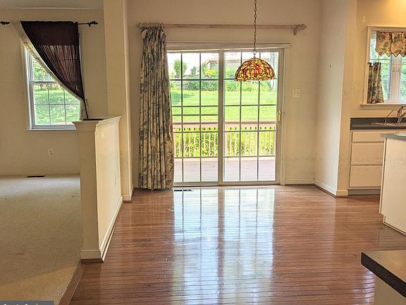 5th image of 734 Iris Ln