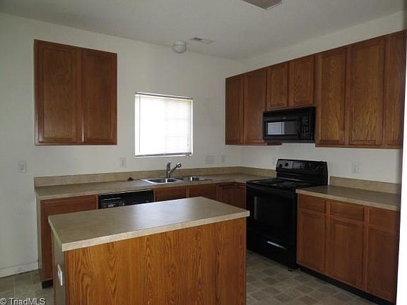 3rd image of 102 Queensberry Ct