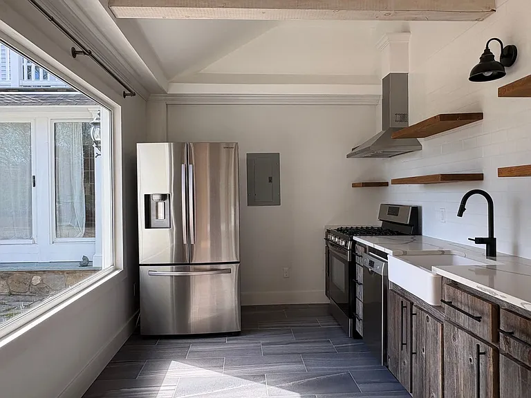 4 Norwich Rd - Blue Pod — Photo 1