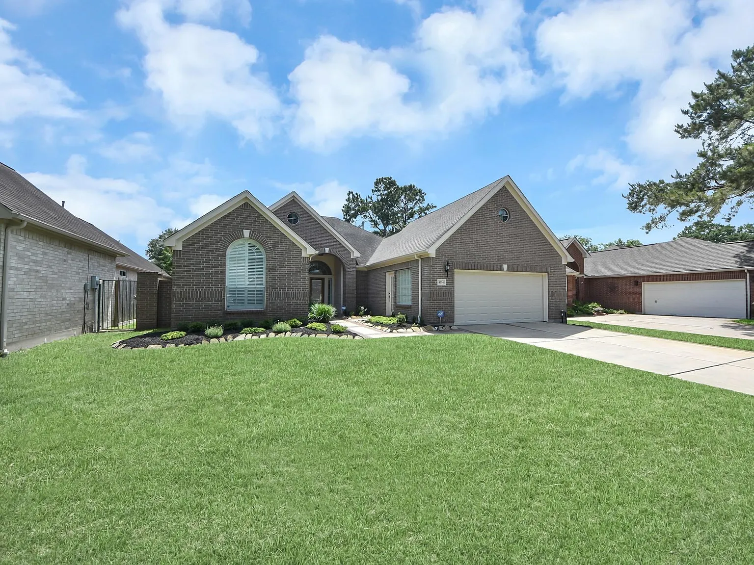 3 bed, 2.0 bath, 2208 sqft, $2,600 — Photo 4