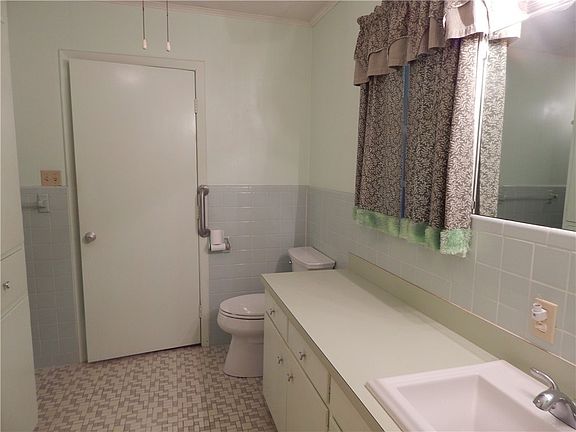 5th image of 256 Caldwell St