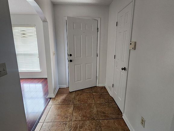 2nd image of 908 Primrose Ln
