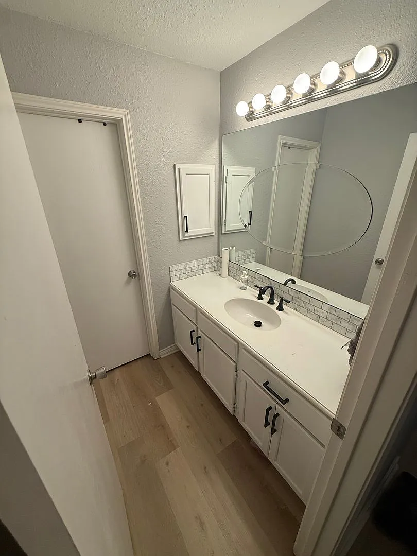 Move In Special $500 Off 1st Full Months Rent Lake Dallas Home!! — Photo 2