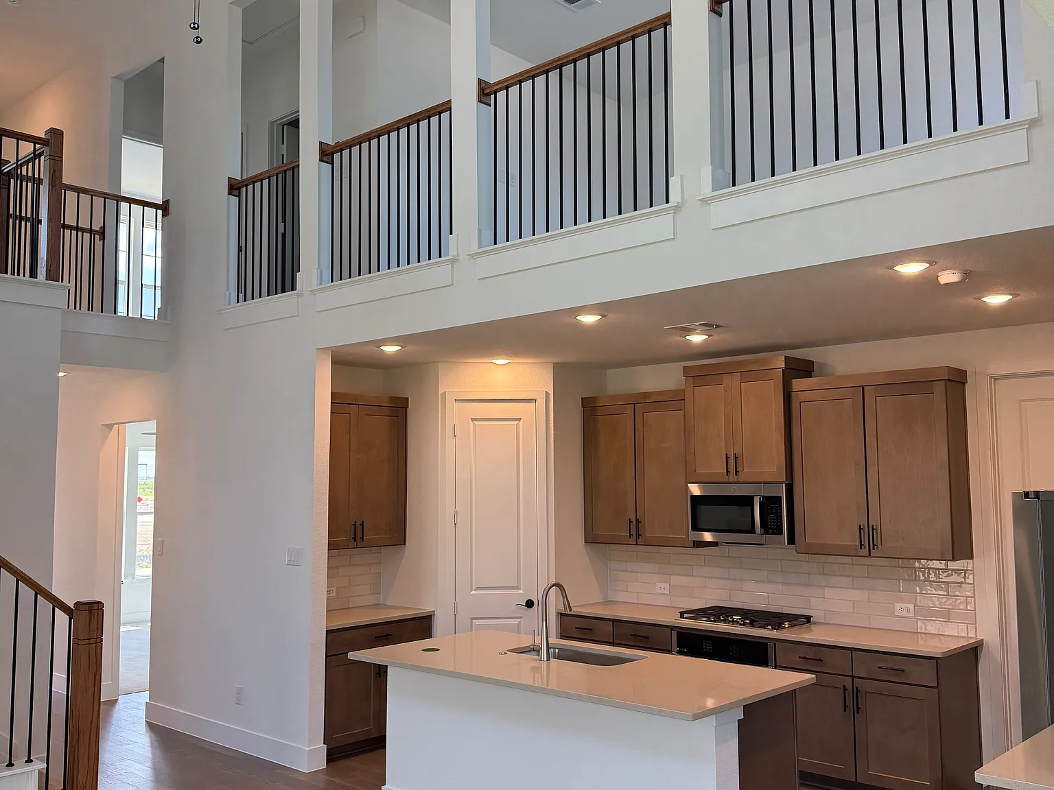 5 bed, 2500 sqft, $4,200 — Photo 3