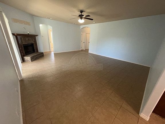 5th image of 301 E Vega Ln
