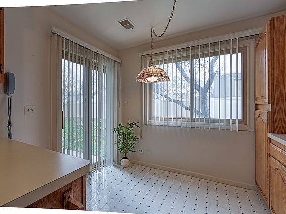 5th image of 936 Surrey Dr APT 1A