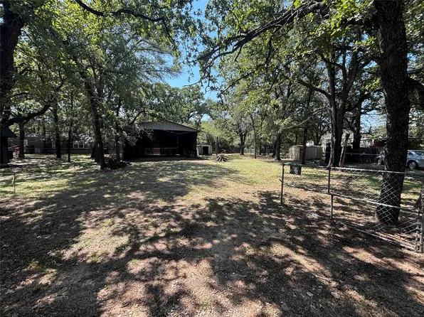 1305 Fox Hollow Ct, Azle, TX 76020