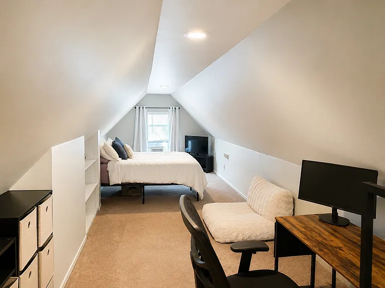 2322 Stratford Apts — Photo 18